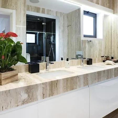 Luxury House Apartment *